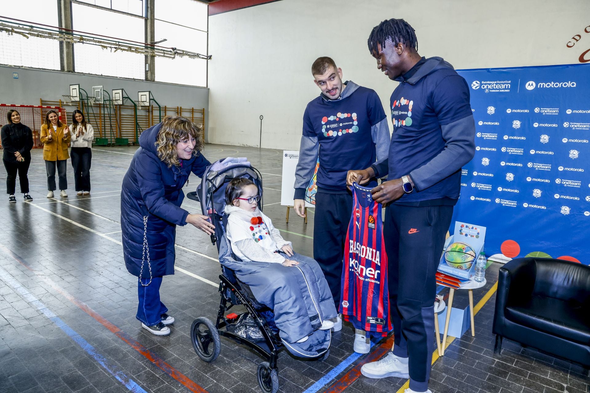 Rogkavopoulos y Diop, como dos niños de más de dos metros