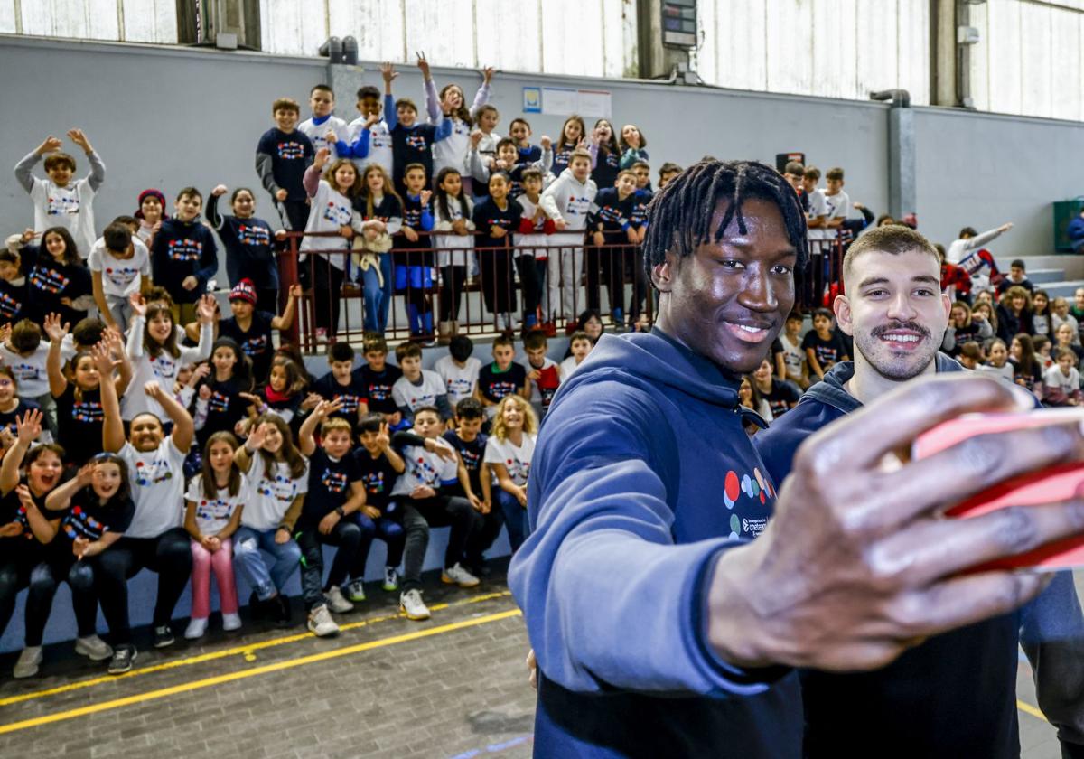 Rogkavopoulos y Diop, como dos niños de más de dos metros