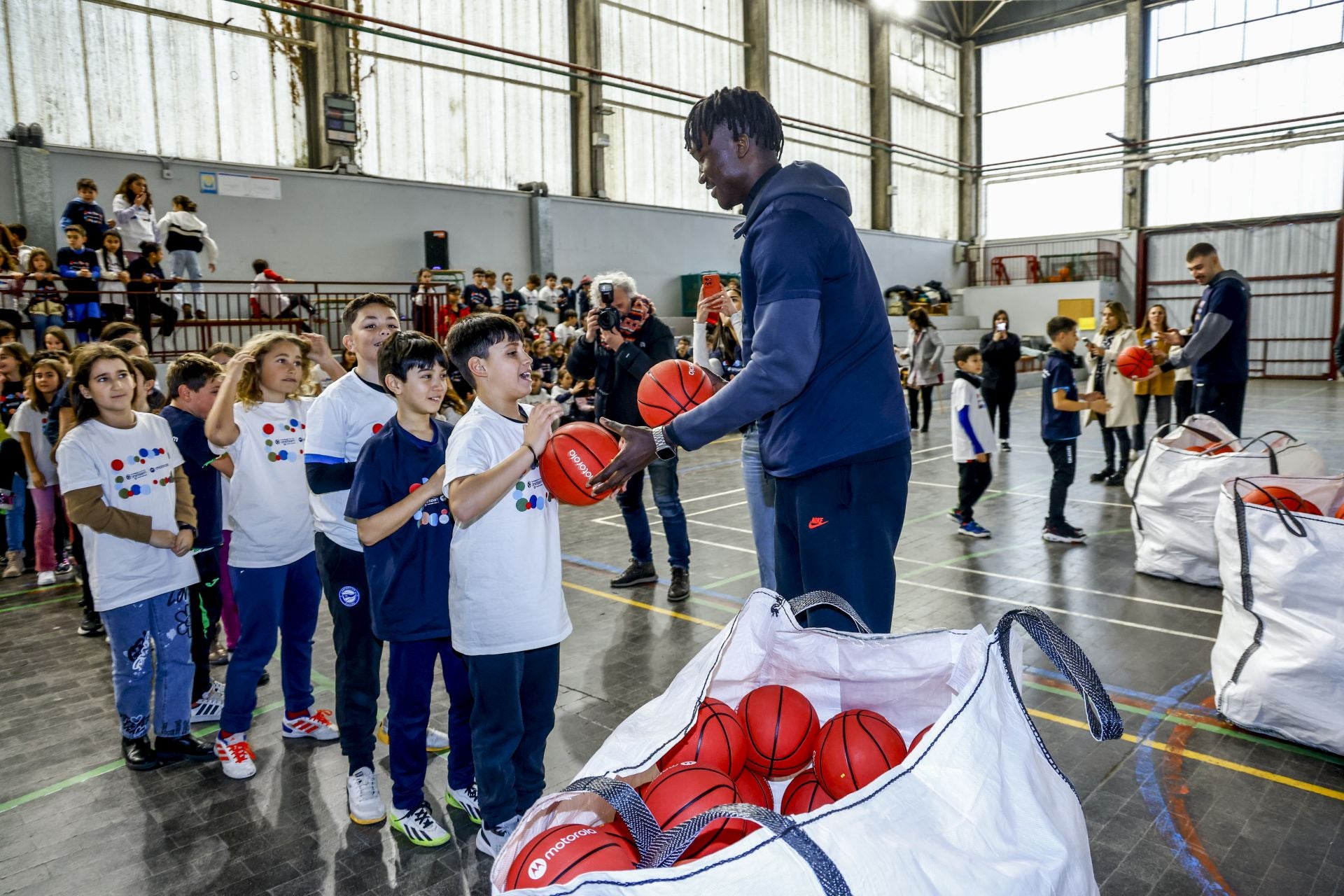 Rogkavopoulos y Diop, como dos niños de más de dos metros