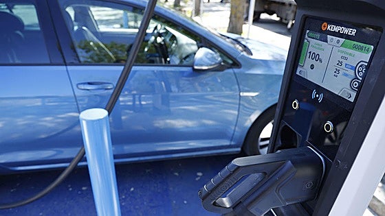 El fracaso del decreto ómnibus paraliza las subvenciones al coche eléctrico