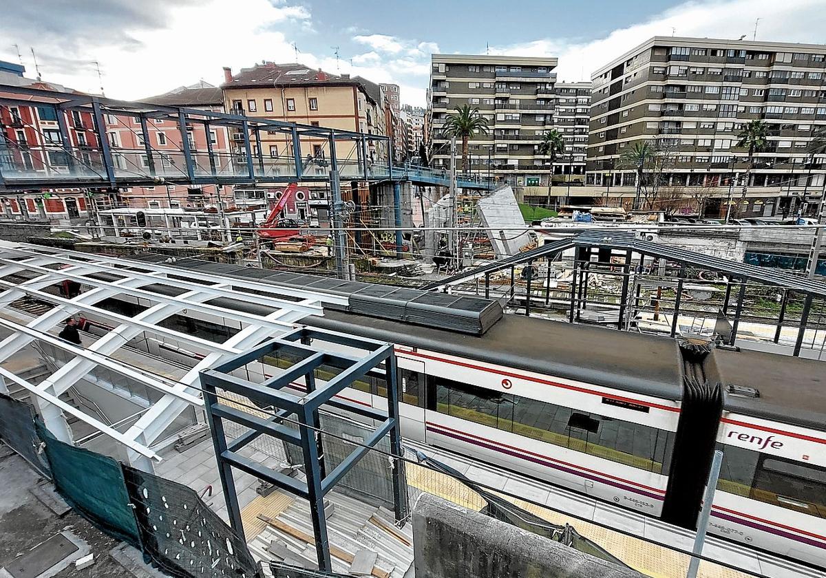 La estructura exterior de dos de los tres ascensores que se colocarán en este punto es visible en los andenes.