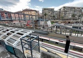 La estructura exterior de dos de los tres ascensores que se colocarán en este punto es visible en los andenes.