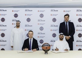 Paulius Motiejunas, director ejecutivo de la Euroliga, en la firma del acuerdo con Saood Abdulaziz Al Hosani, subsecretario del Departamento de Cultura y Turismo de Abu Dhabi.