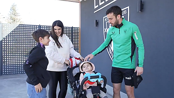 Lekue enseña Lezama a Ibai, el pequeño aficionado del Athletic con una enfermedad rara