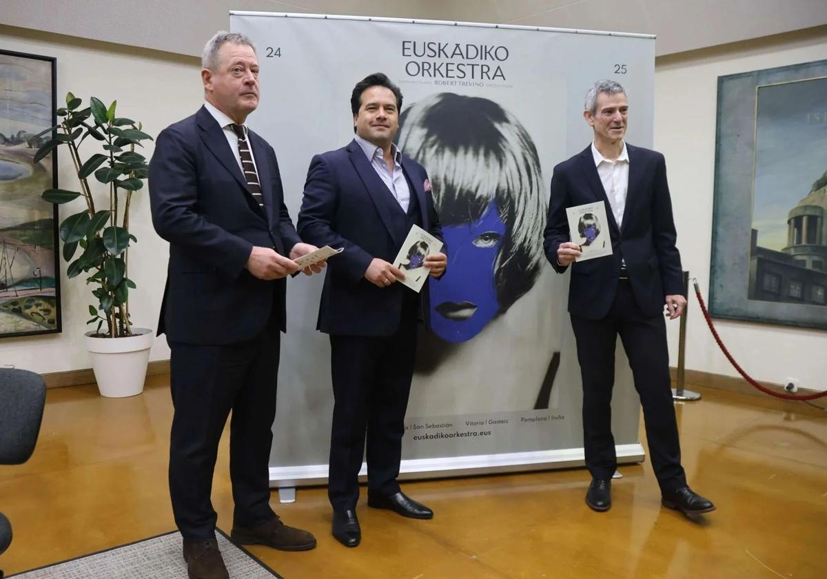 Robert Treviño y Oriol Roch, junto a Bingen Zupiria.