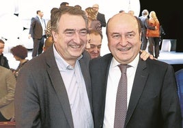 Ortuzar y Esteban posan juntos y sonrientes en la entrega de premios de la Fundación Sabino Arana este domingo.