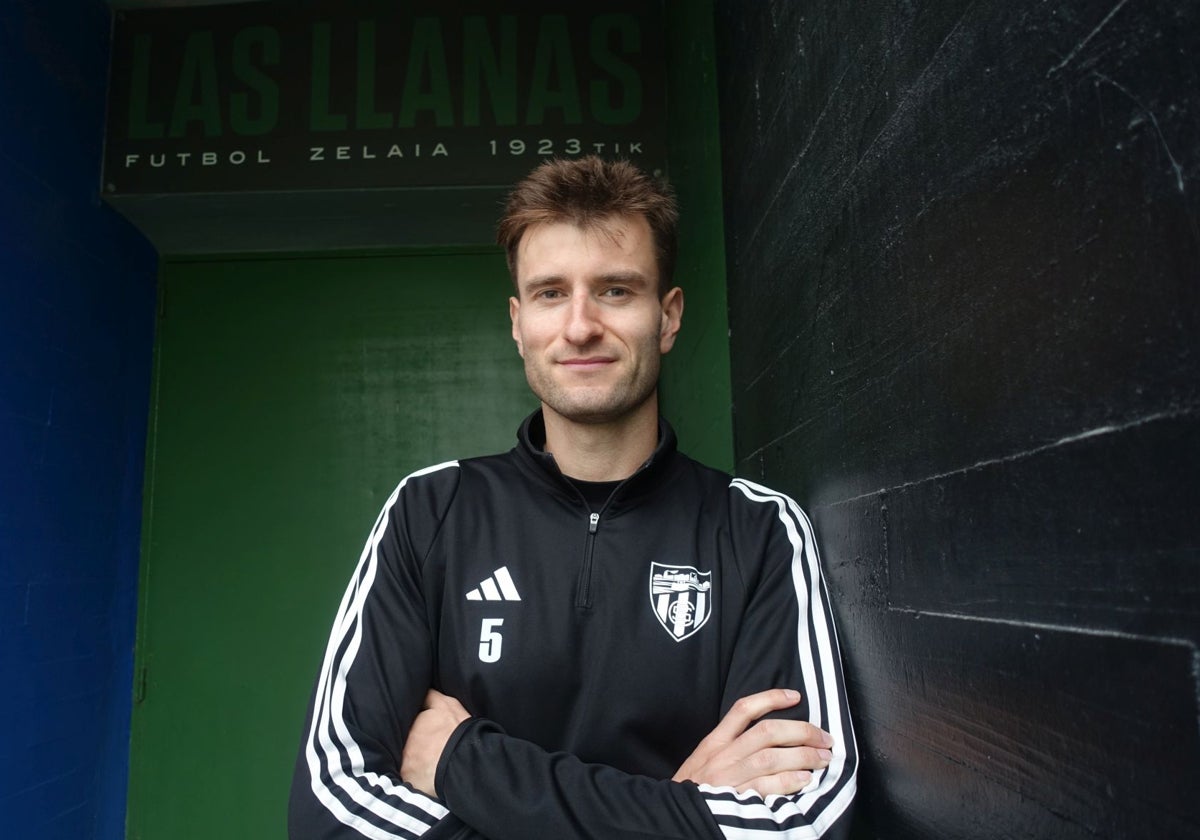 Gaizka Martínez, en la entrada del túnel de vestuarios de Las Llanas.