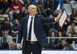 Peñarro ya da instrucciones durante un partido del Barcelona.