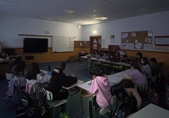 Los escolares tratan de seguir con su rutina ayer en el colegio, pese a que no había luz.