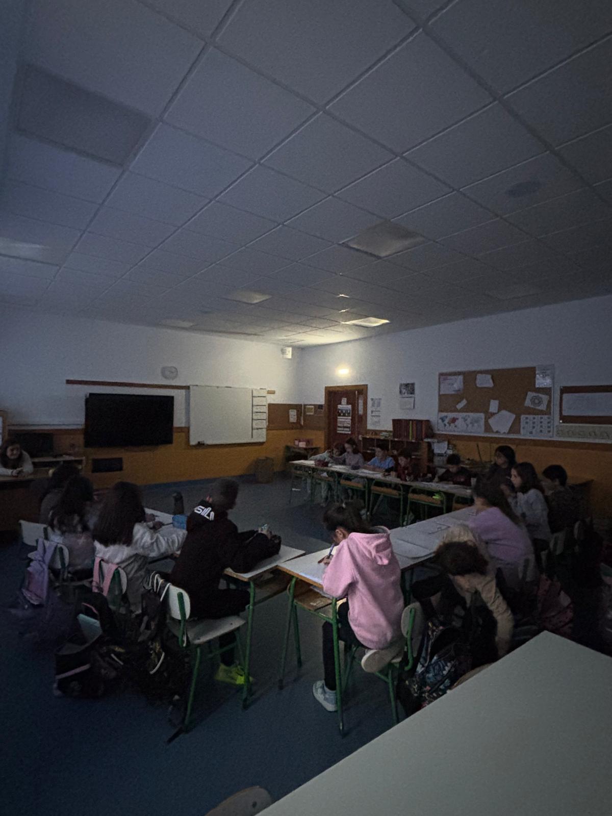 Los escolares tratan de seguir con su rutina ayer en el colegio, pese a que no había luz.