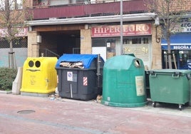 Uno de los contenedores de papel y cartón al borde de su capacidad en la calle Sabino Arana, en Berango.