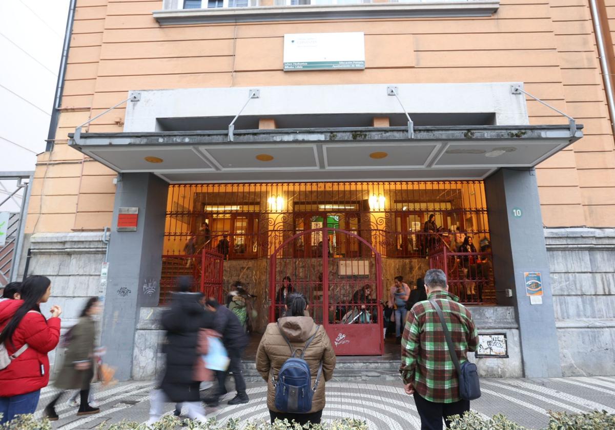 Entrada a clase en un colegio público de Bilbao.