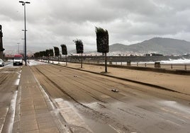 El paseo de la playa de Ereaga, cubierto de arena este jueves.