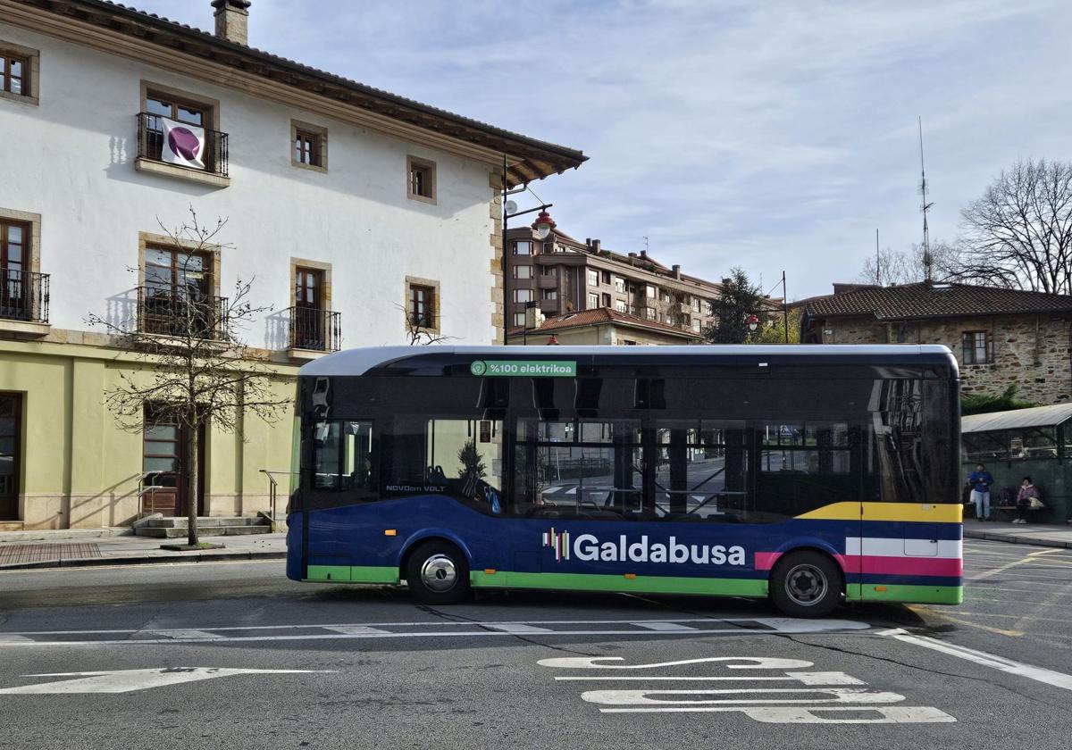 Un Galdabus circulando junto por el centro del municipio.