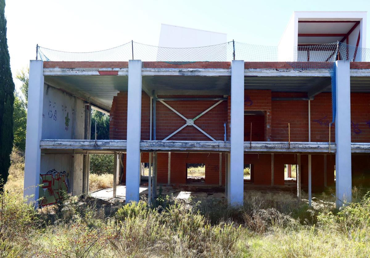 La obra de un proyecto que tenía que ejecutarse en siete meses se paralizó en junio de 2010.