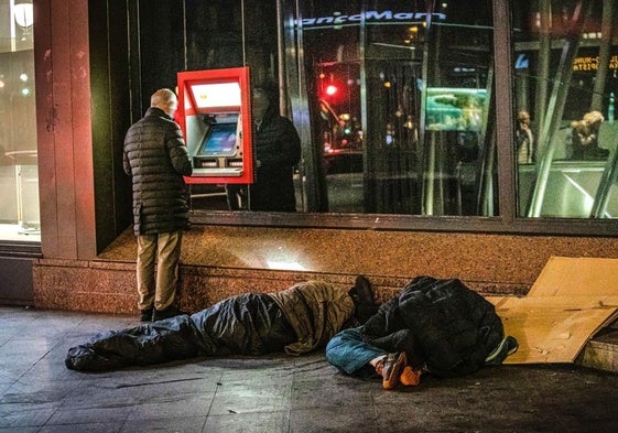 Persona sin hogar ajena a esta información durmiendo en las calles de Bilbao.