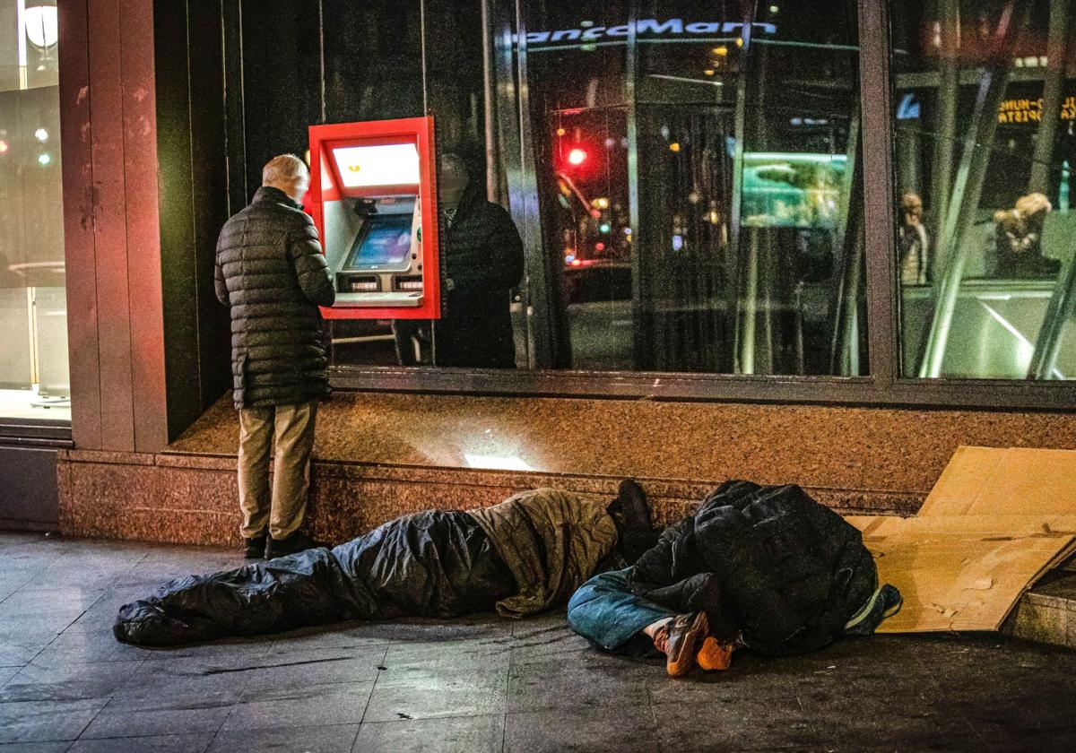 Persona sin hogar ajena a esta información durmiendo en las calles de Bilbao.