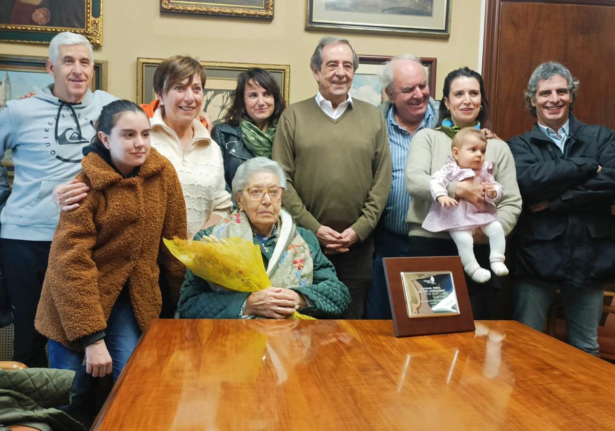 Felisa Musatadi ha recibido hoy un homenaje en el Ayuntamiento de Gernika por sus 100 años de vida.