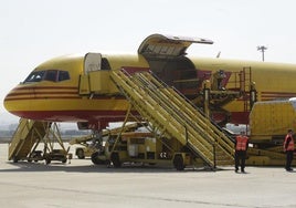 En avión de DHL en Vitoria.