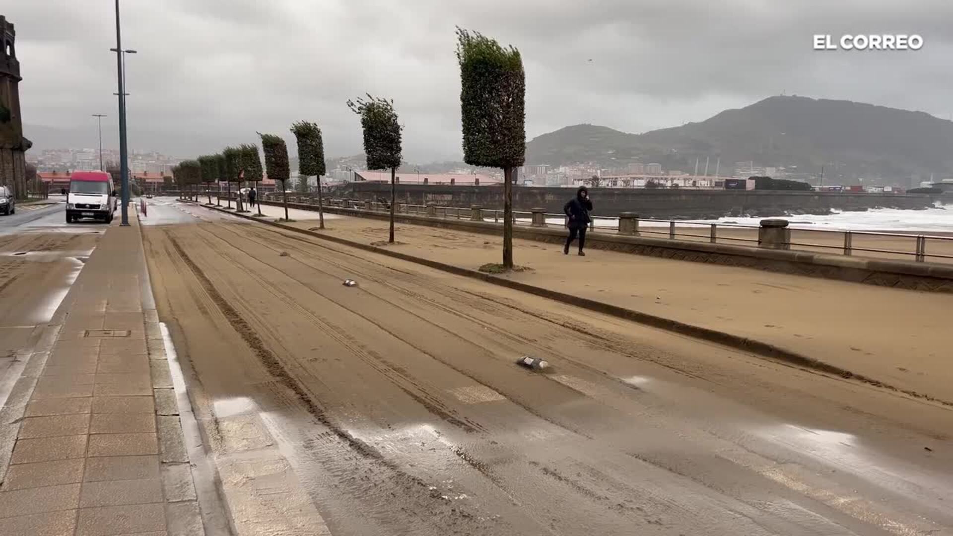 La borrasca 'Ivo' llega a Bizkaia con un cóctel de olas, lluvia y rachas de viento que ya han alcanzado los 125 Km/h