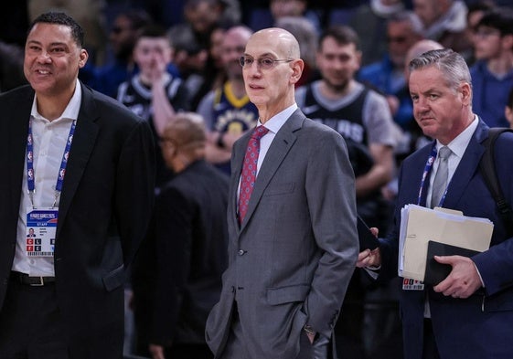 El comisionado de la NBA, Adam Silver, durante el Spurs-Pacers disputado en París la semana pasada.