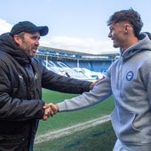 Pau Cabanes saluda al Chacho Coudet antes de su primer entrenamiento.