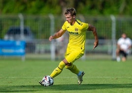 Pau Cabanes conduce el balón en un partido con el Villarreal.