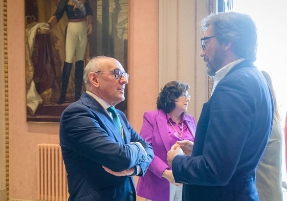 Iñaki Oyarzabal charla con Ramiro González en el Palacio foral de Álava.