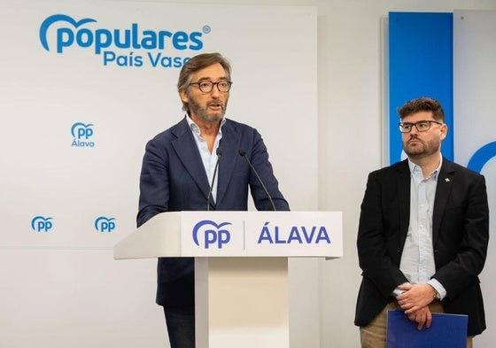 Iñaki Oyarzabal junto al parlamentario Álvaro Gotxi.