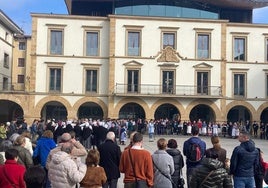 Vecinos y grupos corales durante la celebración de Santa Águeda en Amorebieta.