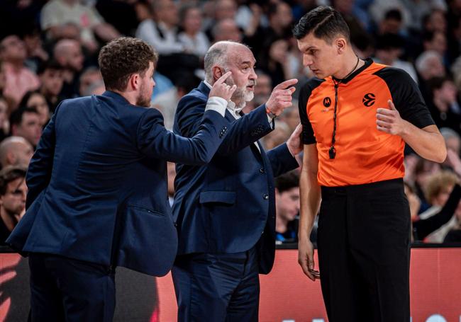 Laso dialoga con el colegiado en el partido ante el Real Madrid.