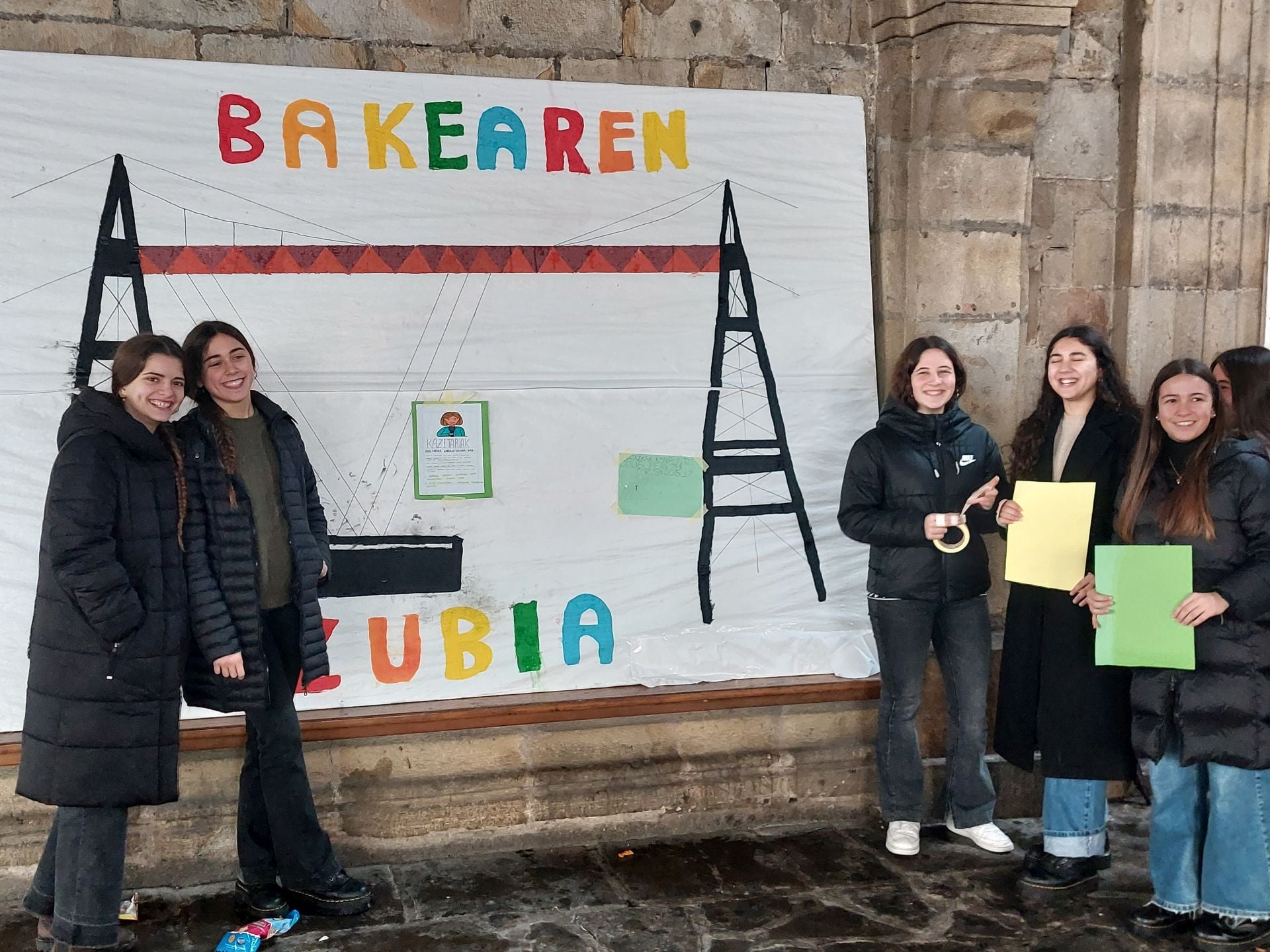 Los adolescentes elaboraron un mural con mensajes a favor de la paz.