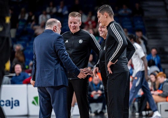 Laso habla con los árbitros antes del inicio del Madrid-Baskonia.