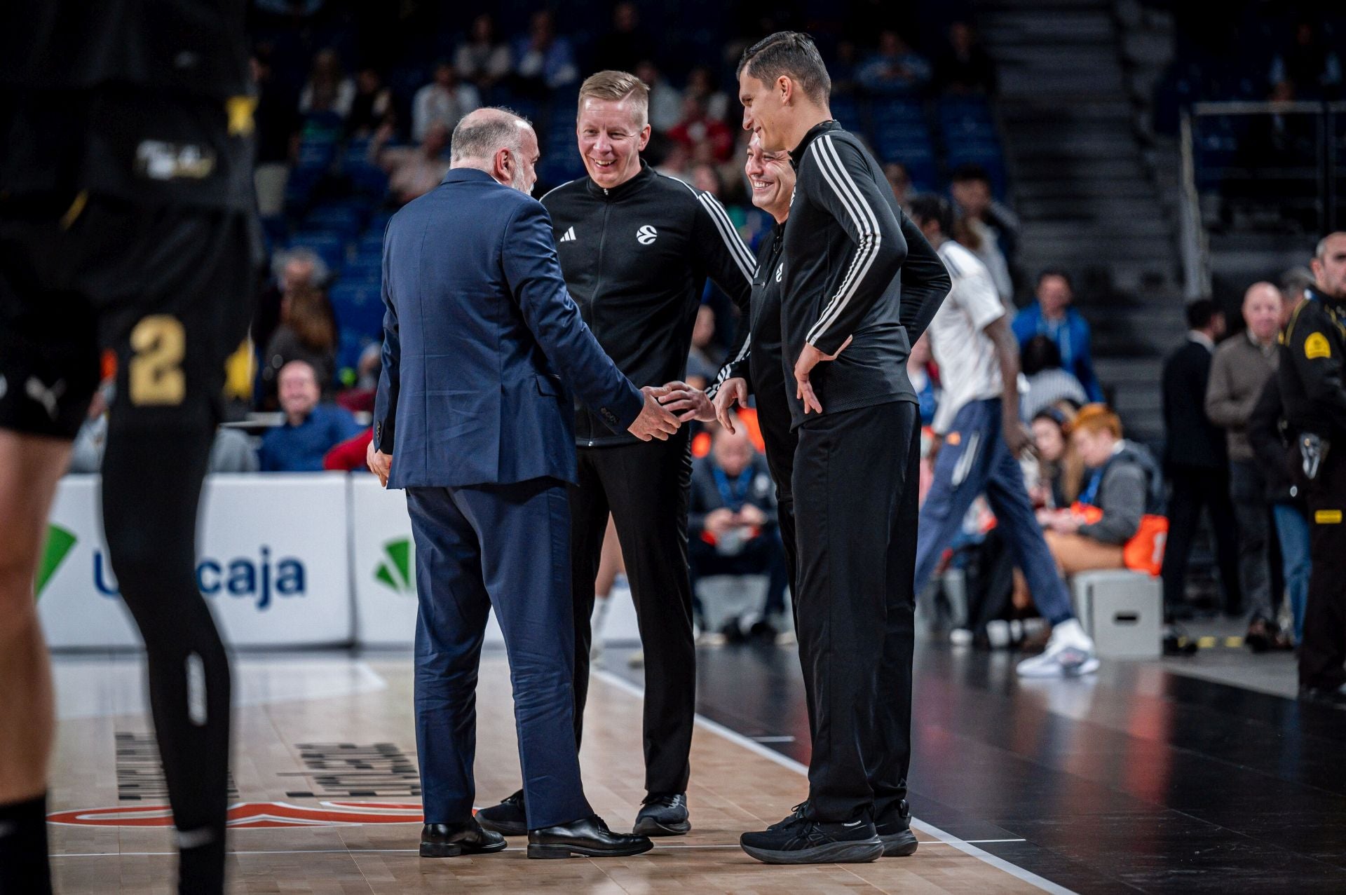 Laso habla con los árbitros antes del inicio del Madrid-Baskonia.