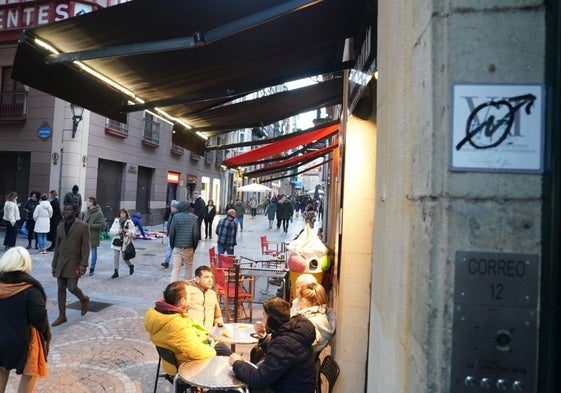 Pintada sobre el distintivo de un piso turístico en Bilbao.