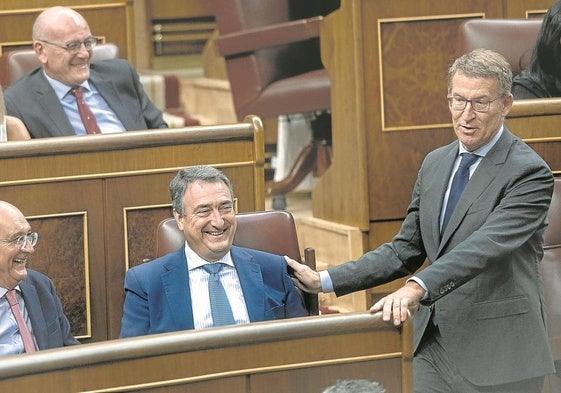 Feijóo bromea en el Congreso de los Diputados con el portavoz del PNV, Aitor Esteban, y con el diputado Mikel Legarda.