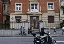 Imagen del edificio del antiguo colegio San Pedro Apóstol, ahora Scientia, en el campo Volantín.