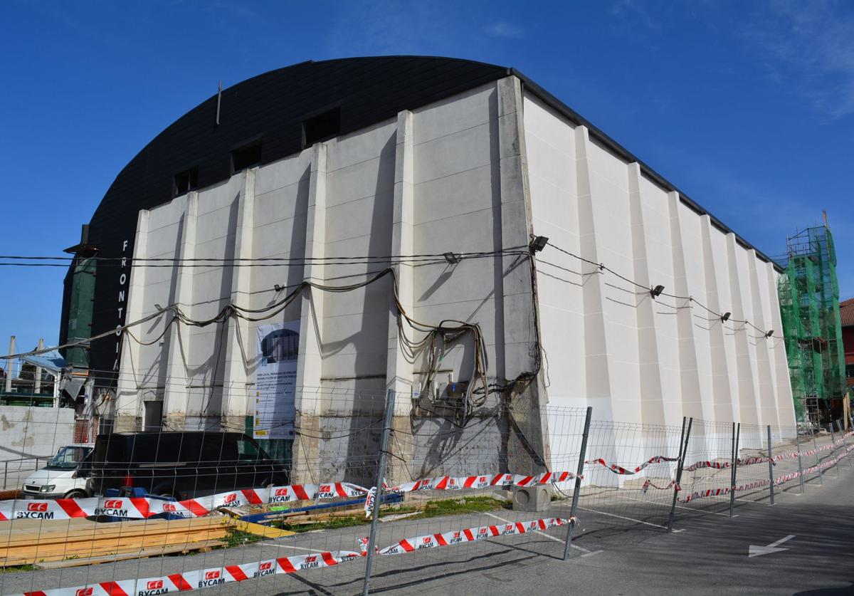 En esta fase se instalará un aislamiento térmico y paneles fotovoltaicos en las fachadas para mejorar la eficiencia energética del edificio.