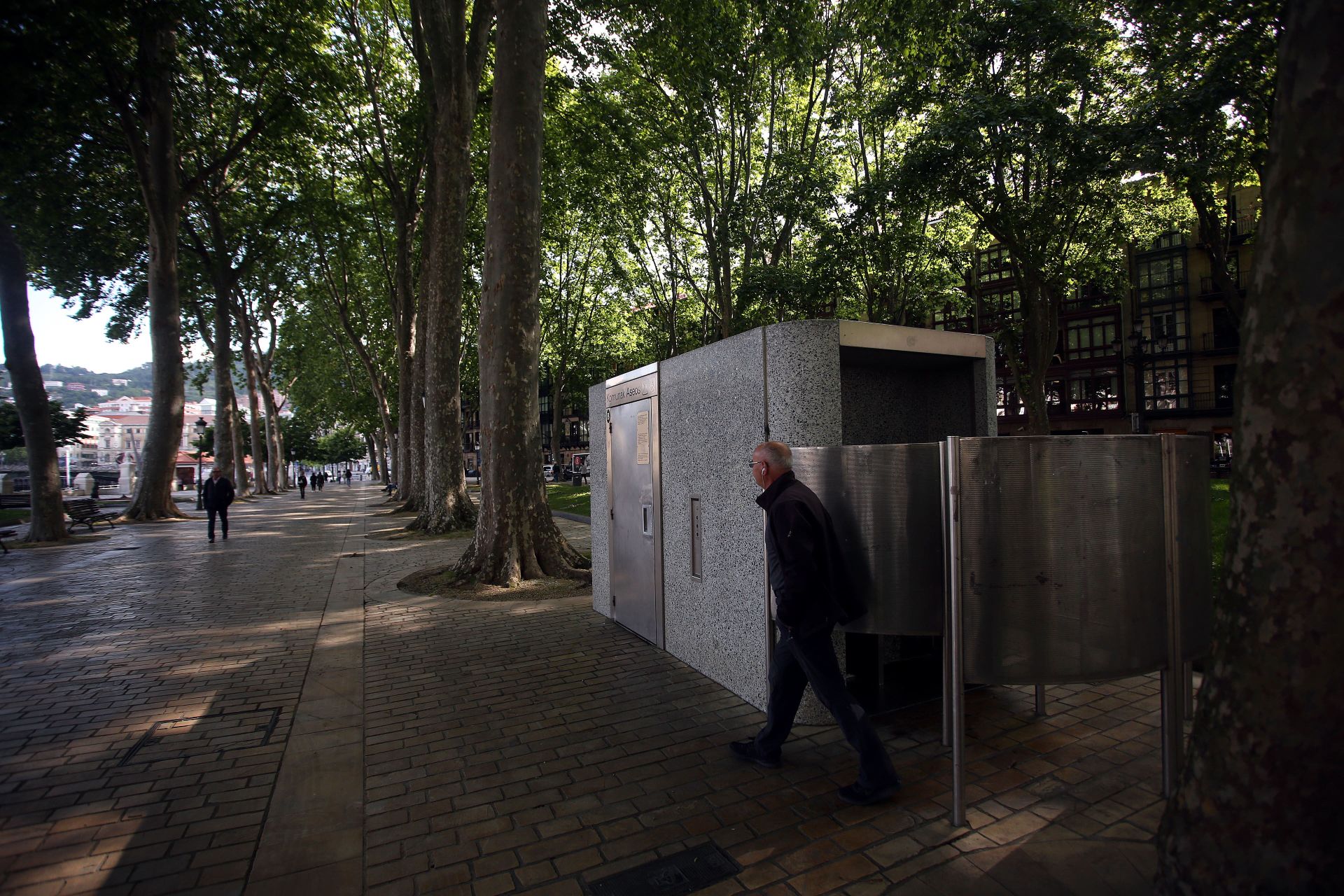 Un hombre abandona un urinario público en el Arenal.