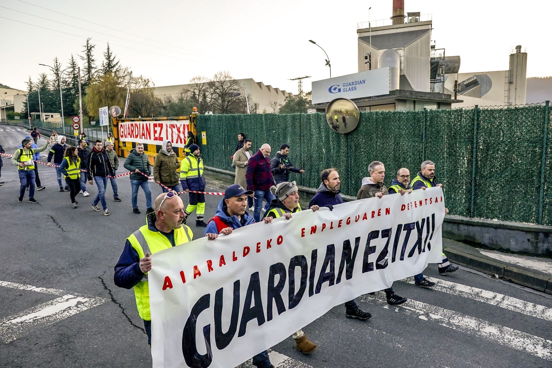 La manifestación contra el cierre de Guardian Llodio, en imágenes