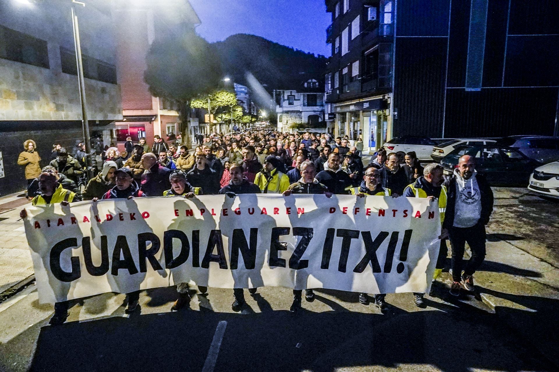 La manifestación contra el cierre de Guardian Llodio, en imágenes