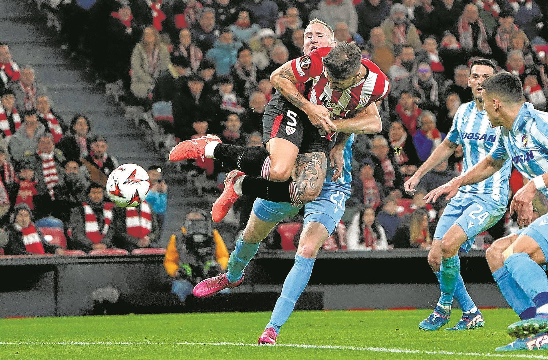 Yeray se adelanta a su marcador para cabecear a la red el segundo tanto del Athletic.