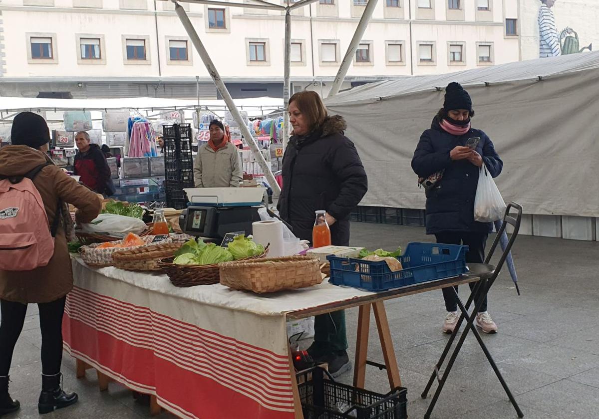 El mercado de baserritarras se celebra en la carpa de Aldai.