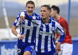 Godoy celebra un gol con el filial del Alavés.