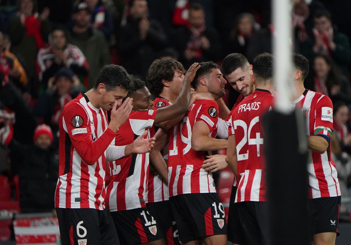 Los jugadores del Athletic celebran anoche el gol de Martón.