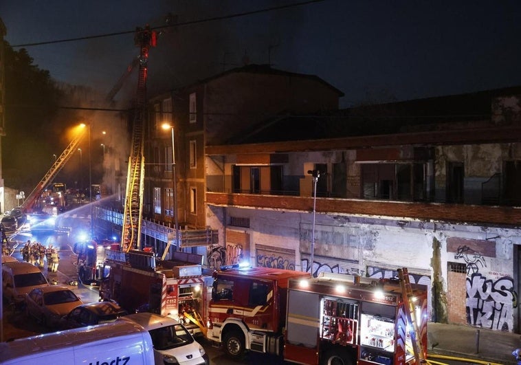 Un fallecido y tres rescatados, entre ellos dos niños, en un incendio en un bloque de viviendas de Basauri