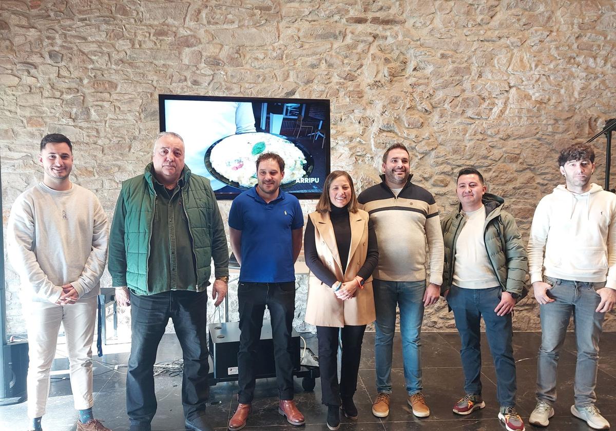 A la presentación del concurso asistieron varios hosteleros participantes, entre ellos Ibon y Egoitz Carreto (Batzoki), Patxi Ocaranza (Les Villes y Txo) y Víctor Ospina (Arripu), junto a la concejala de Turismo, Jesica Ruiz (PSE) y representantes municipales.