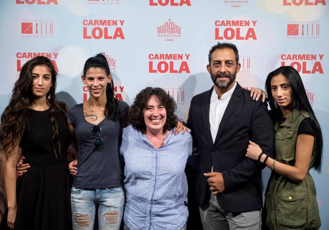 La directora con los actores de 'Carmen y Lola'.