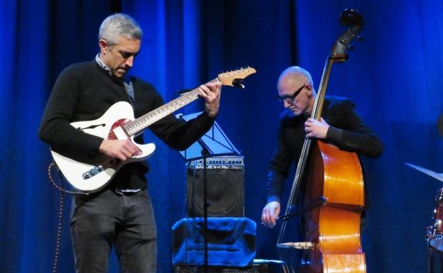 Di Basi a la guitarra y Battisti al contrabajo en la cuarta, 'Gris'.