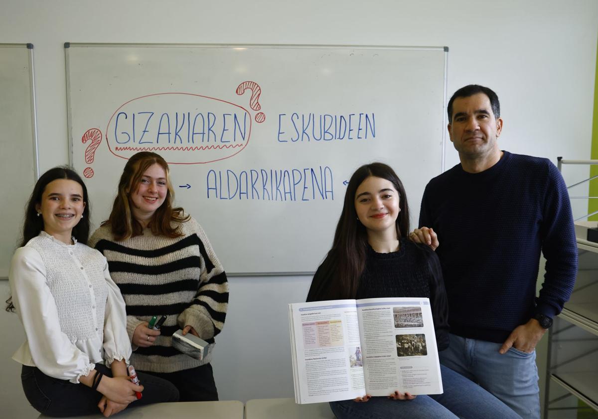 Paula, Azahara y Mara con su profesor Hegoi Urcelay en un aula de Egibide.